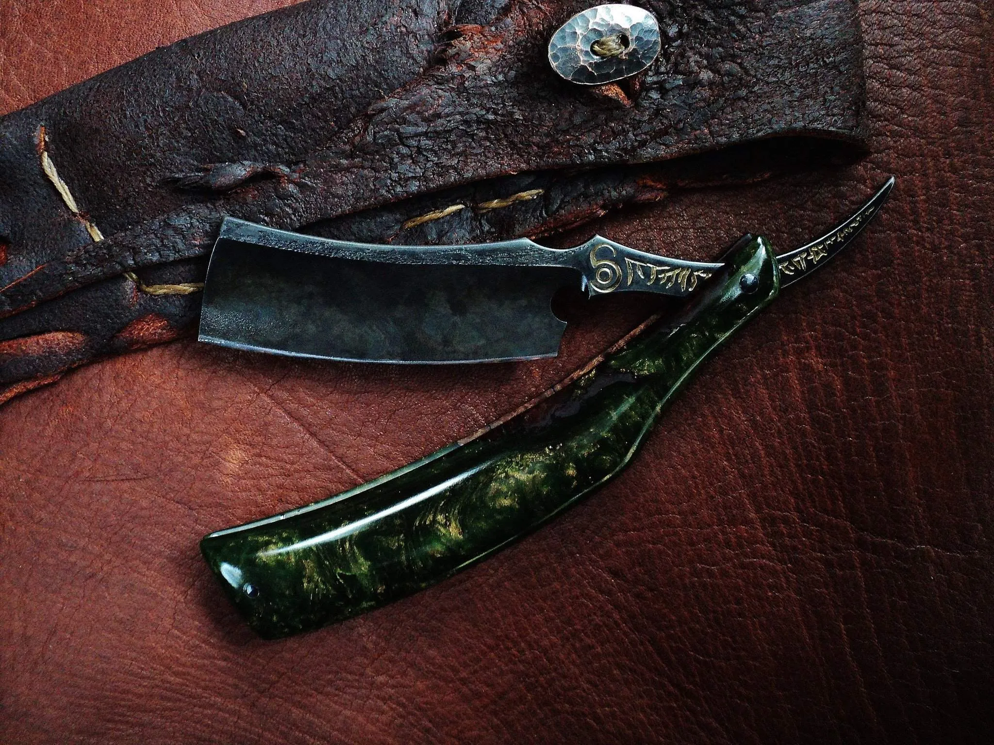 Dylan Farnham Custom Straight Razor - Green Resin With Copper, Manzanita Burl Scales